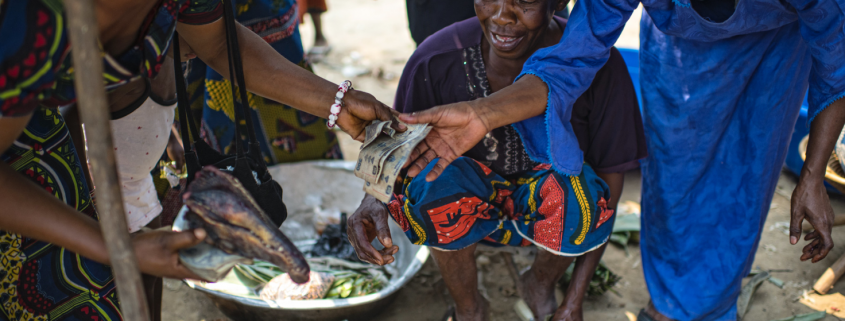 Women at the Moutuka Nunene bushmeat market in Lukolela, Democratic Republic of Congo. Photo by Ollivier Girard/CIFOR